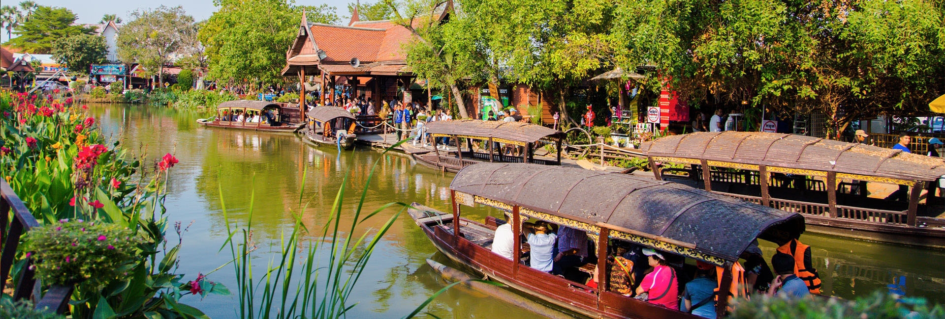 นั่งเรือโบราณ ชมบรรยากาศภายในตลาดน้ำโดยรอบ